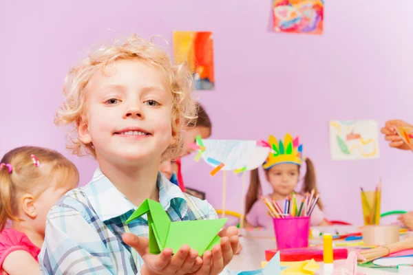 Τα παιδιά στο νηπιαγωγείο κάντε origami — Φωτογραφία Αρχείου