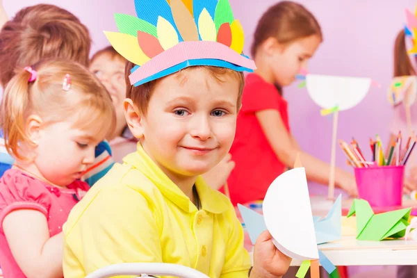 Retrato de niño en clase de jardín de infancia artesanal — Foto de Stock