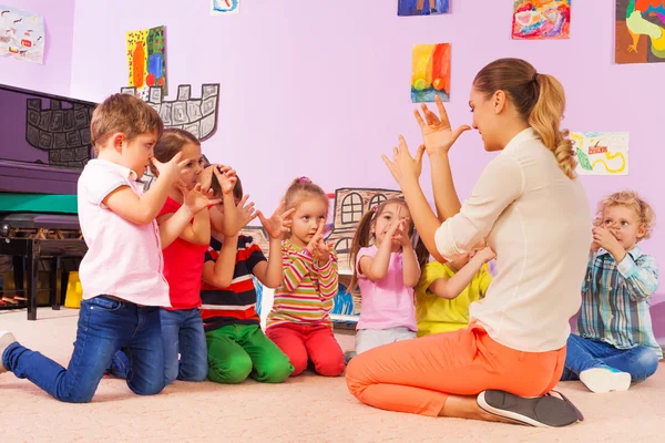 Kids repeat gesture in classroom — Stock Photo, Image