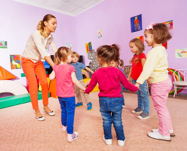 Kleine kinderen en leraar roundelay — Stockfoto