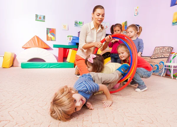 Spaß mit Reifen an der Kindergartenklasse — Stockfoto