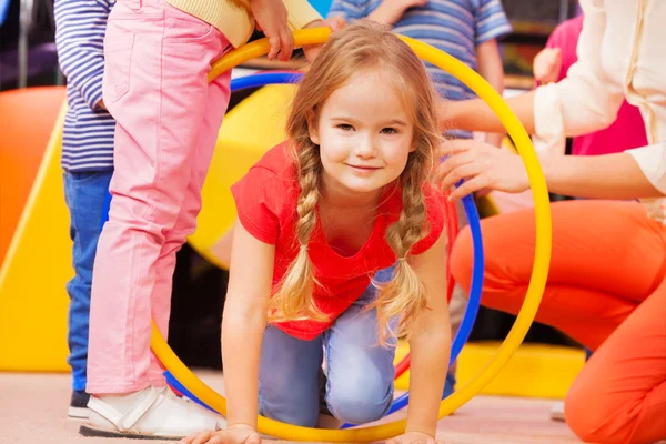 Menina jogar um jogo no jardim de infância — Fotografia de Stock