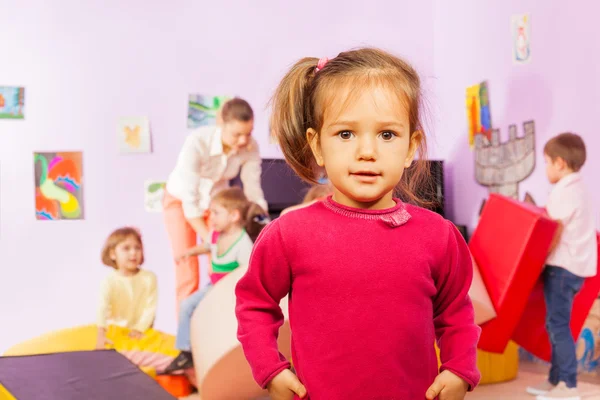 Meisje met groep achter — Stockfoto