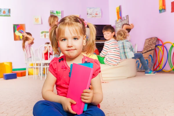 Liten flicka med bok i klassen — Stockfoto