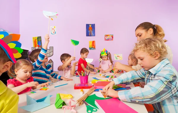 Niños preescolares creativos con maestro — Foto de Stock