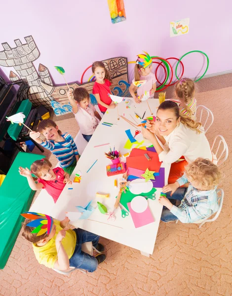 Kinder am runden Tisch im Kindergarten — Stockfoto