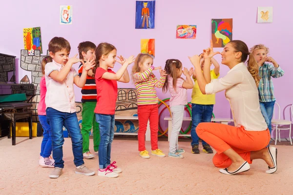 Kids repeat after teacher gesture — Stock Photo, Image