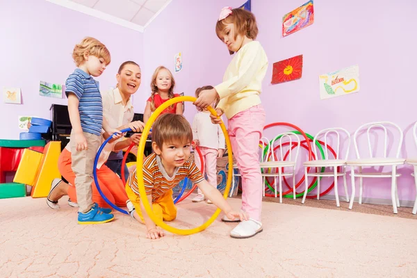 Crianças ativas da classe do jardim de infância — Fotografia de Stock