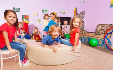 Çocuklar grup öğretmenle dinle