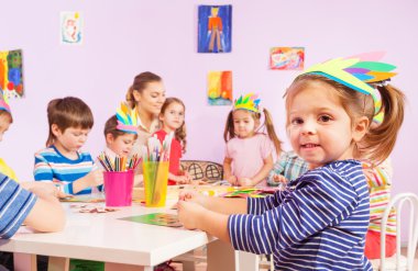 küçük kız kağıt ile resim yapma