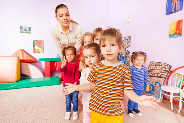 Gruppo di bambini e infermiera — Foto Stock