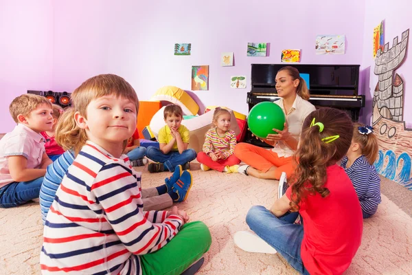 Дети и учитель сидят в кругу — стоковое фото
