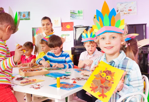 Niños pegan y dibujan en clase —  Fotos de Stock