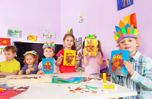 Los niños muestran sus artesanías en clase de creatividad — Foto de Stock