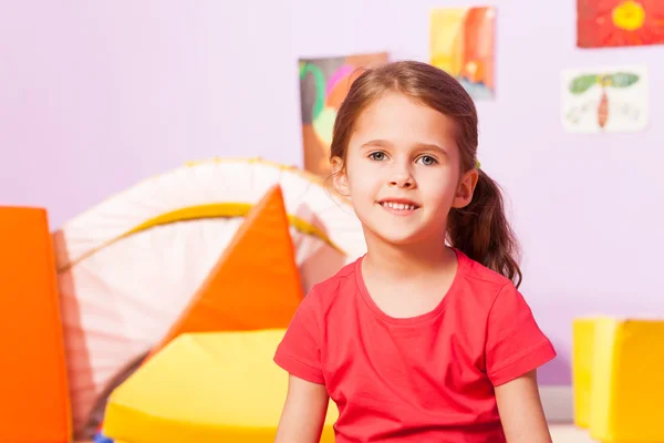 Retrato de niña en la sala de jardín de infantes — Foto de Stock