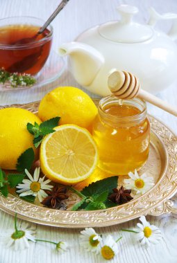 Beyaz ahşap bir masa üzerinde limonlu İngilizce çay.