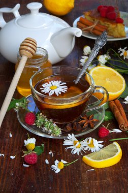 Bitkisel çay papatya çiçeği ve limon ile. Çilek ve bal.
