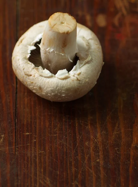 Champignon fresco su un vecchio tavolo di legno . — Foto Stock