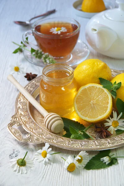 English tea with lemon on a white wooden table. — Stock Photo, Image