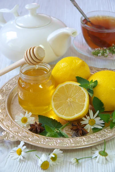 English tea with lemon on a white wooden table. — Stock Photo, Image