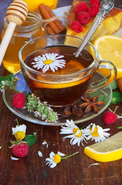 Kruiden thee met kamille bloemen en citroen. Bessen en honing. — Stockfoto