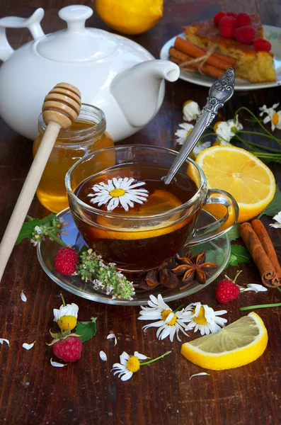 Kruiden thee met kamille bloemen en citroen. Bessen en honing. — Stockfoto