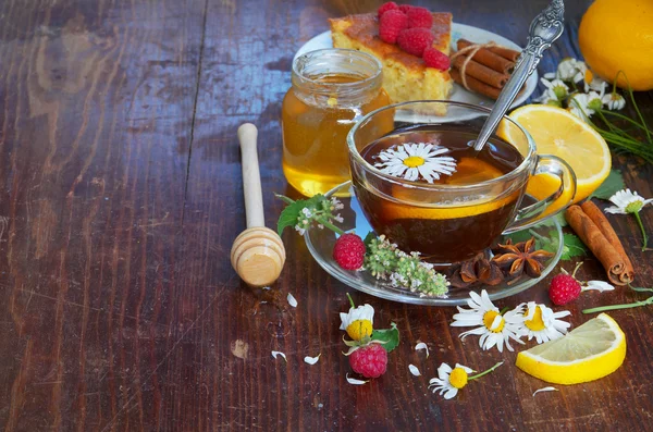 Herbal tea with chamomile flowers and Lemon. Berries and honey. — Stock Photo, Image