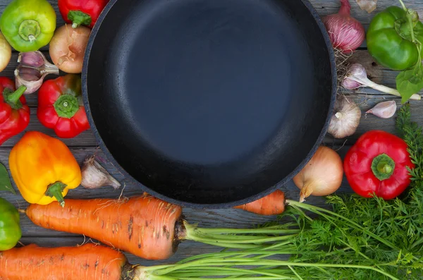 Lebensmittel-Hintergrund. Frisches Gemüse auf einem alten Holztisch. — Stockfoto