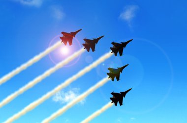 Mavi gökyüzünün altında oluşumu Air Show sırasında akrobasi askeri jetler
