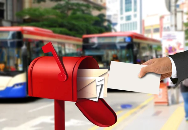 Hand nimmt einen Brief aus einem roten Briefkasten — Stockfoto