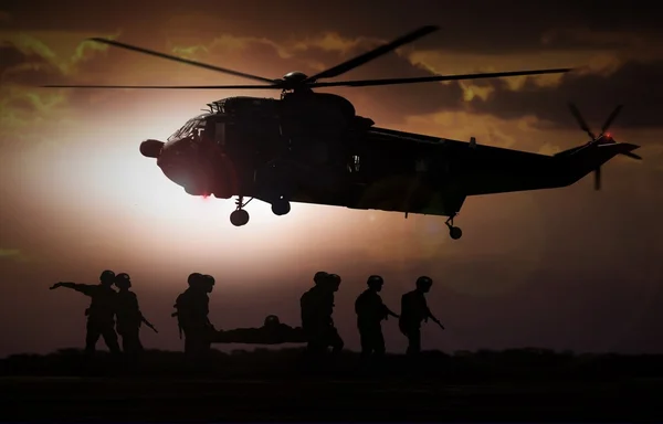 Militaire redding helikopter tijdens zonsondergang — Stockfoto