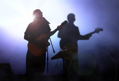 Gitarist sahnede konserde gerçekleştirme
