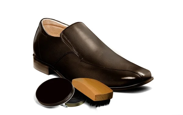 Mannen bruine schoen met polijstmachine en borstel — Stockfoto