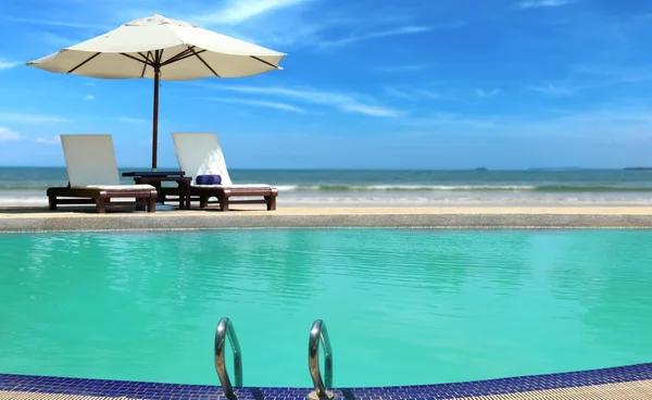 Vista para a piscina perto da praia — Fotografia de Stock