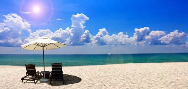 Strandstoel en paraplu in de buurt van het strand met blauwe lucht — Stockfoto