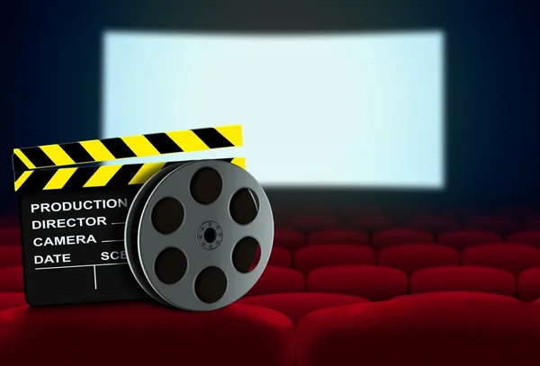 Asiento de cine con clapperboard y carrete de película frente a la pantalla de cine —  Fotos de Stock