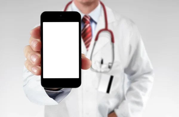 Médico mostrando información en un smartphone —  Fotos de Stock