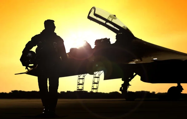 Piloto militar en el aeródromo alejándose del avión de combate —  Fotos de Stock