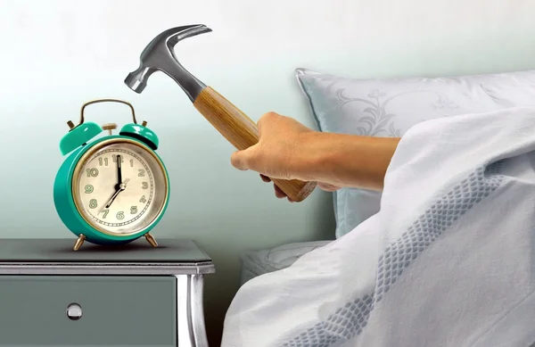 Hand slaan alarm klok met hamer — Stockfoto