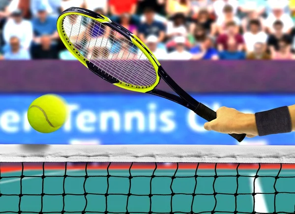 Golpear la pelota de tenis en frente de la red — Foto de Stock