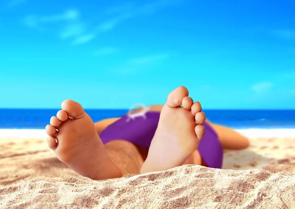Homens pés na praia — Fotografia de Stock