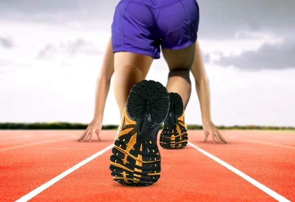 Mann mit Füßen auf Laufstrecke — Stockfoto