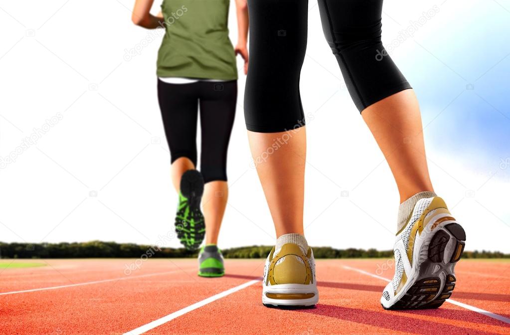 Frauen, die auf Schienen laufen — Stockfoto © razihusin Frauen, die auf Schienen laufen — Stockfoto © razihusin