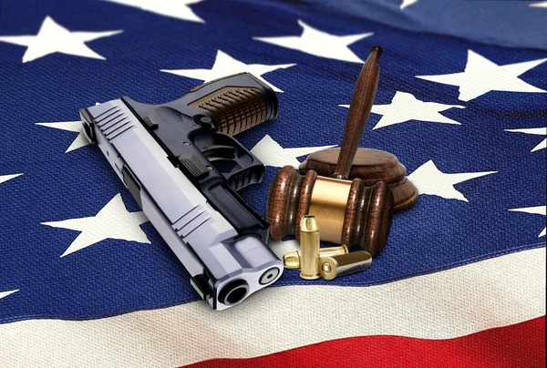 手里的枪，用木槌和在美国国旗上的子弹 — 图库照片