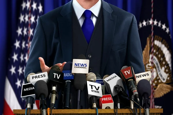 Politiker bei Pressekonferenz — Stockfoto