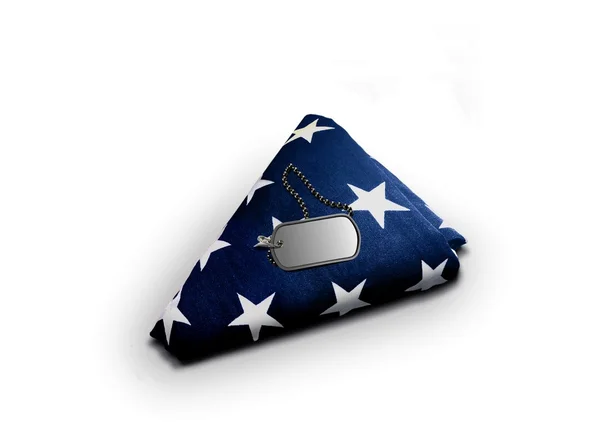 Складной американский флаг с военным жетоном — стоковое фото