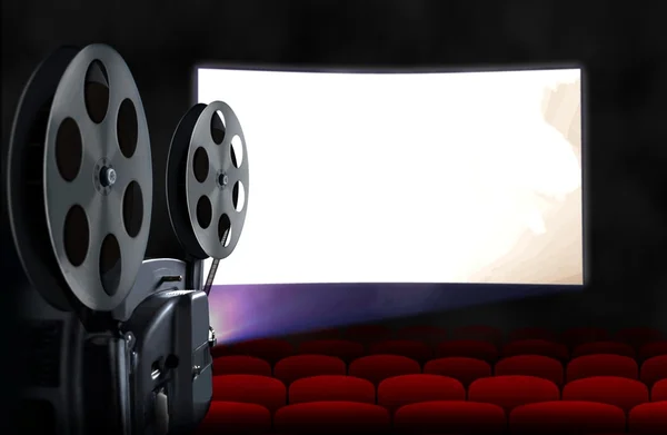 Écran de cinéma vierge avec sièges vides et projecteur Images De Stock Libres De Droits