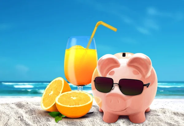 Piggy on vacation at beach — Stock Photo, Image
