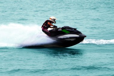 Adam yüksek hızlı Jet Ski üzerinde