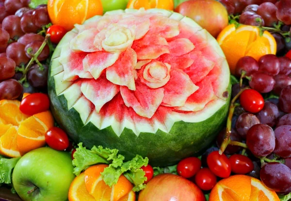 西瓜雕刻花朵的形状和水果 — 图库照片